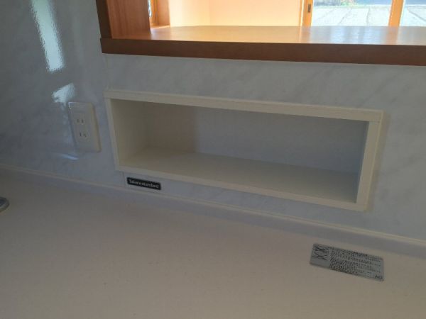 壁厚を利用したキッチン前の調味料入れボックス。