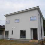室内干し室のある白い家