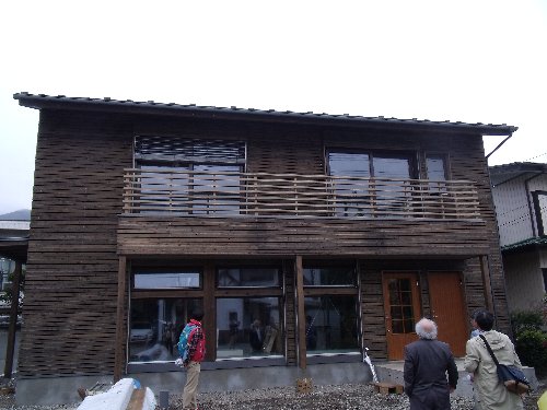 杉板張りの外壁の家