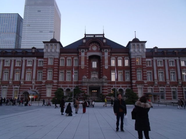 東京駅丸の内広場の稲田石